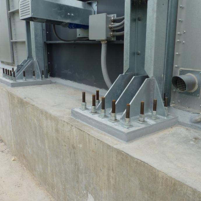 In large dryers, special anchorage on a reinforced concrete base is provided to ensure resistance to the most extreme seismic events. The entire structure can be equipped with special tie-rods and fasteners to hold the dryer in place and protect internal equipment.