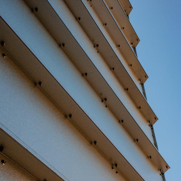 The outer panels are turned up to prevent water stagnation and thus prevent the machine from rusting over time. Inside, on the other hand, the panels are smooth so as not to retain the product.