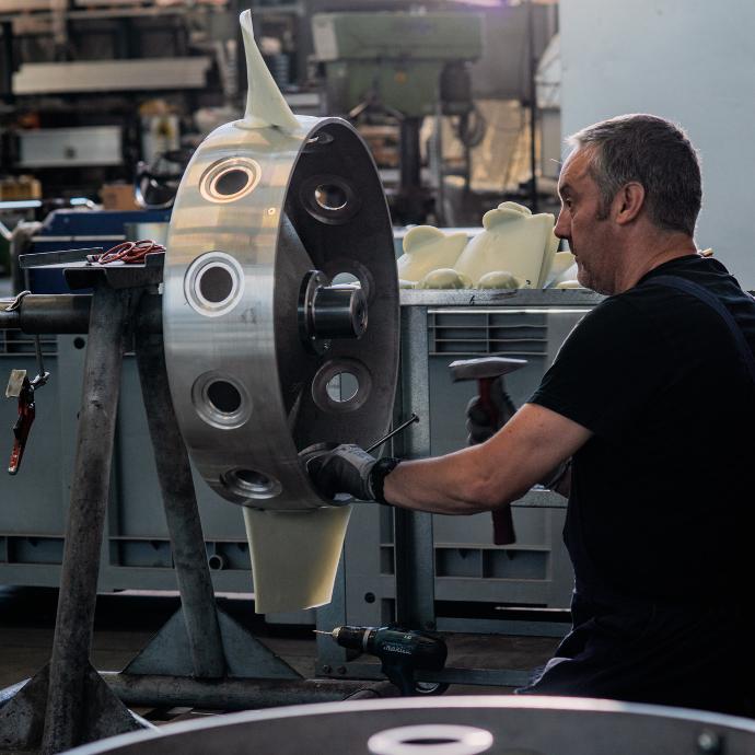 Each fan is designed and engineered for the dryer on which it is to be mounted. The blades are adjusted according to the specifications of the machine and the amount of air required for a perfect drying cycle. The full-to-vacuum ratio of each fan is always calculated on the most important principle: achieving the best operating range of the machine.