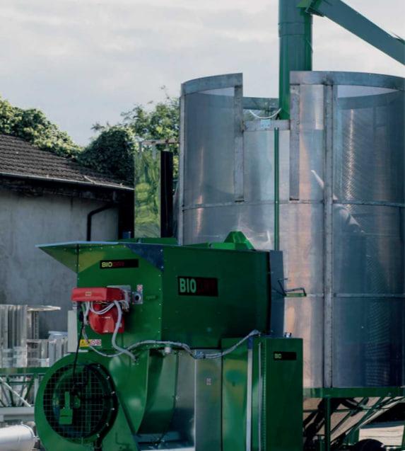 Strahl mobile dryers are agile and easy to handle machines designed with know-how and experience to offer a combination of performance and transportability. Particularly versatile and suitable for widely varying production cycles and situations, they are ideal for farms, contractors and for those looking for a product that requires limited authorisation/no authorisation for use and positioning. 