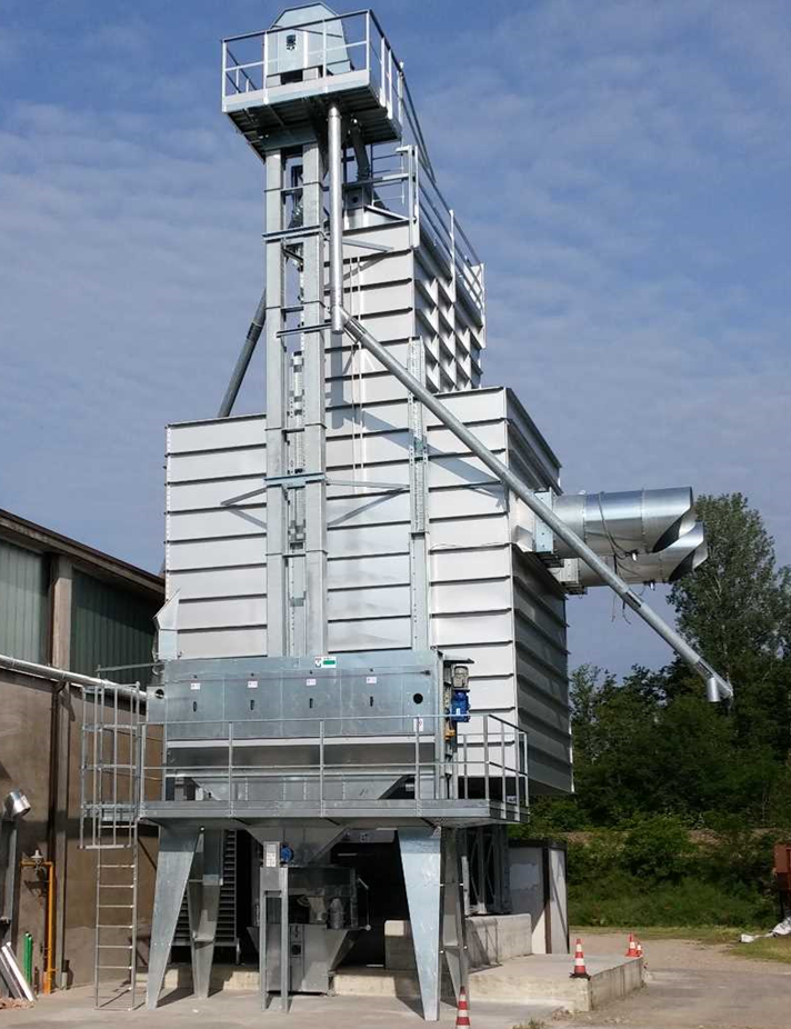 Designed for small quantities or for high product rotation, these are recirculating dryers, which allow for particularly gentle drying and are thus suited to drying delicate produce such as paddy rice. In AR dryers, once the machine has been completely filled, the product is recirculated within the dryer via a bucket elevator. This means that it alternates between the drying zone and the upper tempering hopper.