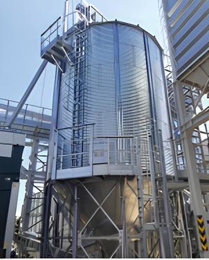 Hopper silos are generally used when complete emptying of the silo is necessary and frequent, for example to ensure plant traceability to avoid cross-contamination in the process and are characterised by its easy unloading. SiloMasters hopper silos are available with capacities from 15 m³ up to 3.500 m3, in its version with 45⁰ hopper and in capacities from 15 m³ up to 2.500 m3, in the version with 60⁰ hopper.